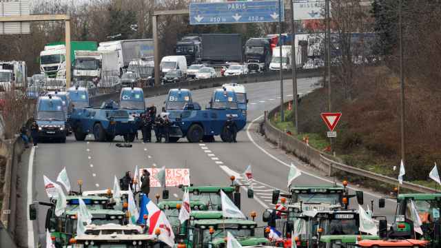 Decenas de tractores aparcados en la A6 de Francia.