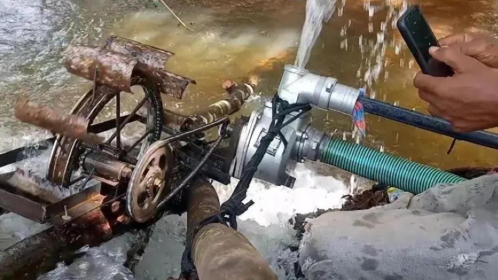 La bomba de agua para riego.