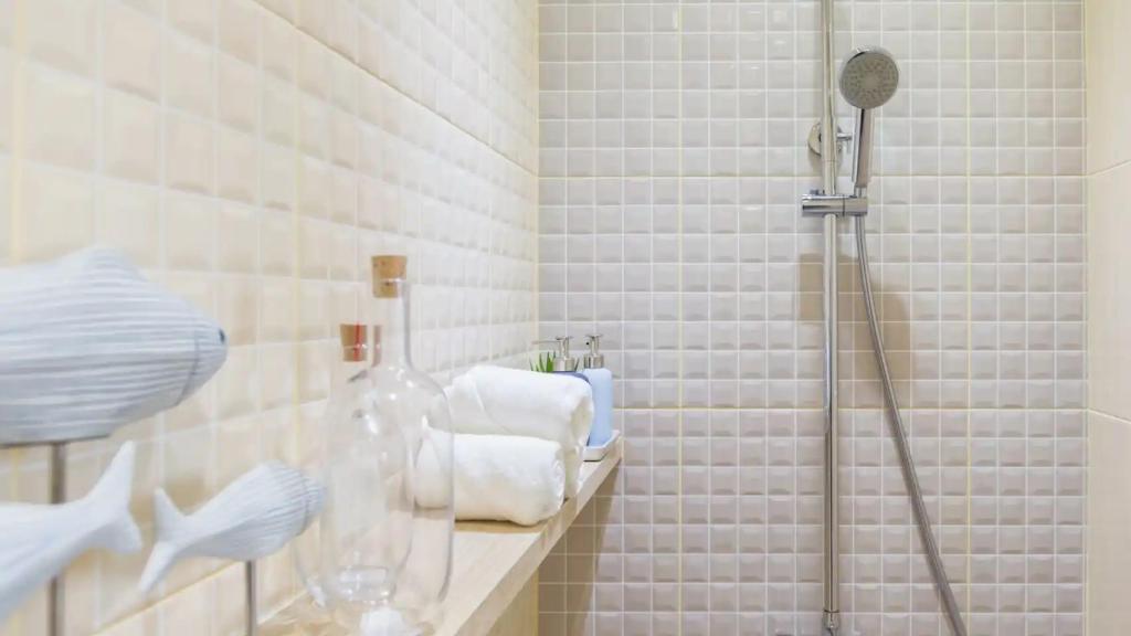 Adiós a los azulejos: la alternativa barata y sin obras para renovar tu baño que triunfa en España