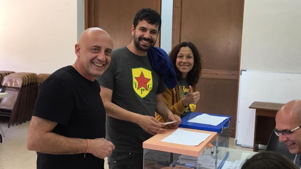 Ruben Wagensberg, con una camiseta de las milicias del kurdistán iraquí, votando en las Elecciones Generales de abril de 2019.