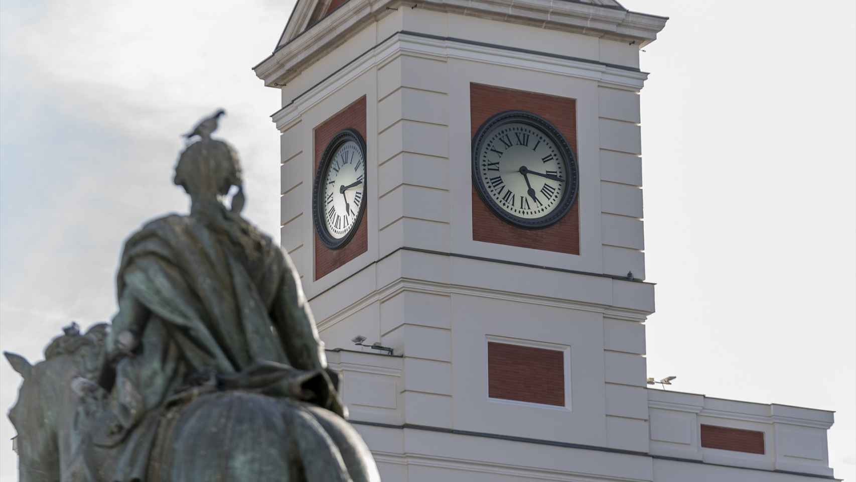El reloj de la emblemática Puerta del Sol en Madrid se adaptará al horario de verano.