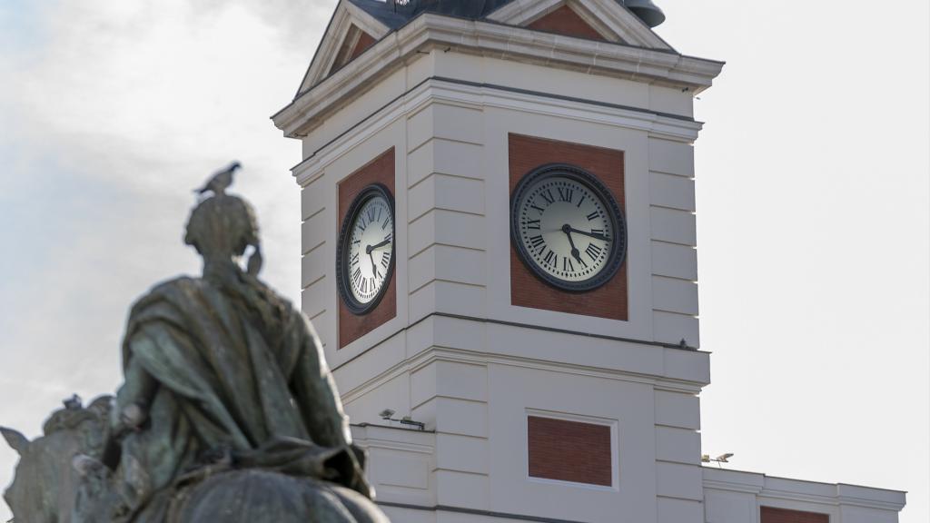 El reloj de la emblemática Puerta del Sol en Madrid se adaptará al horario de verano.