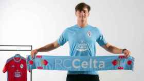 Tadeo Allende posa con la camiseta del Celta.