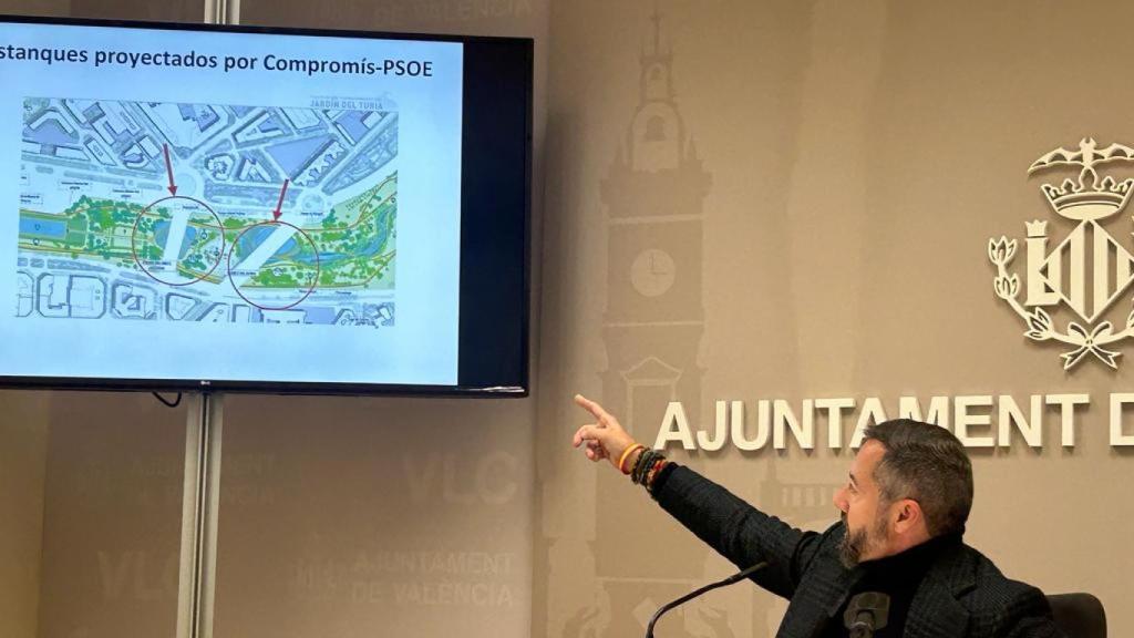 Badenas muestra un proyecto encargado por el anterior gobierno municipal.