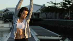 Imagen de archivo de una mujer estirando los músculos antes de hacer ejercicio físico.