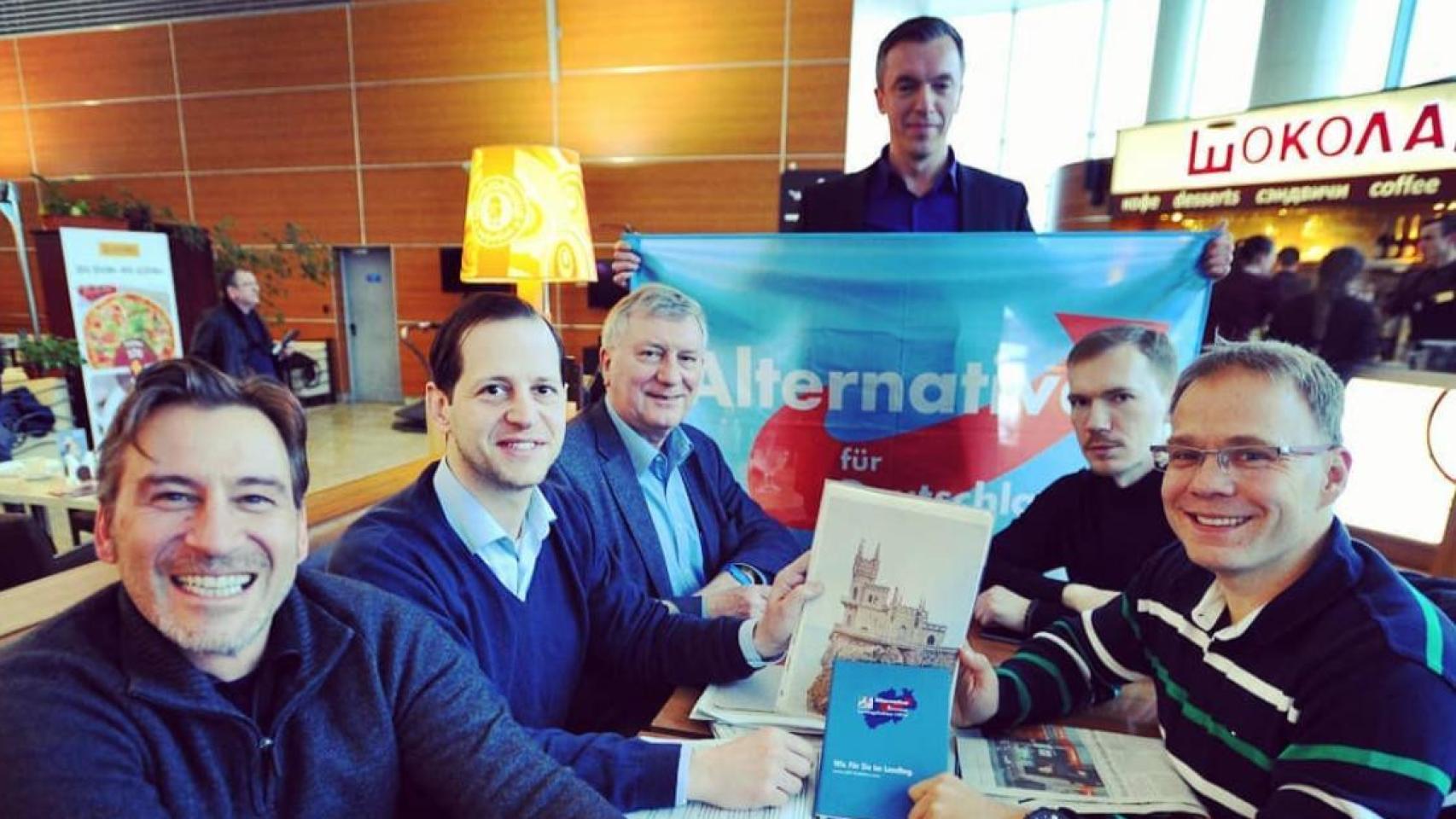 Chesnokov junto a diputados de Alternativa para Alemania en el Aeropuerto Internacional de Moscú antes de viajar a Crimea en 2018
