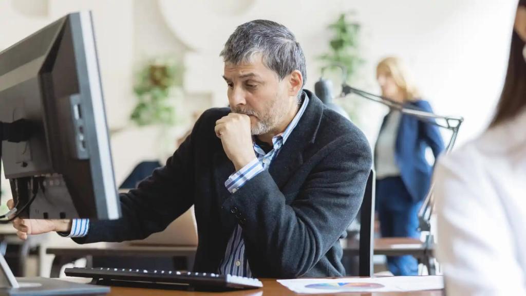 Imagen de archivo de un hombre trabajando.