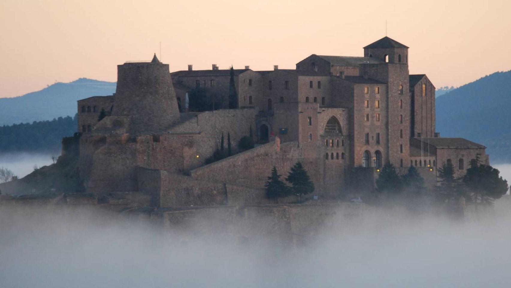 Castillo sobre un mar de niebla