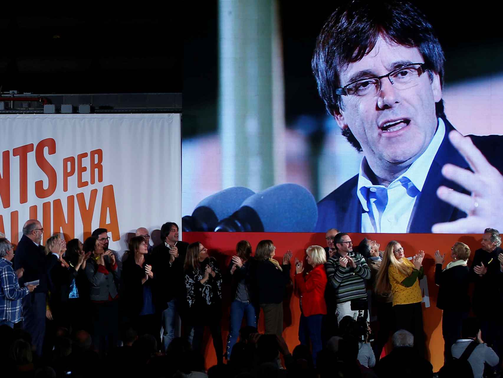 Carles Puigdemont aparece telemáticamente ante sus seguidores en un mítin de finales de 2017.