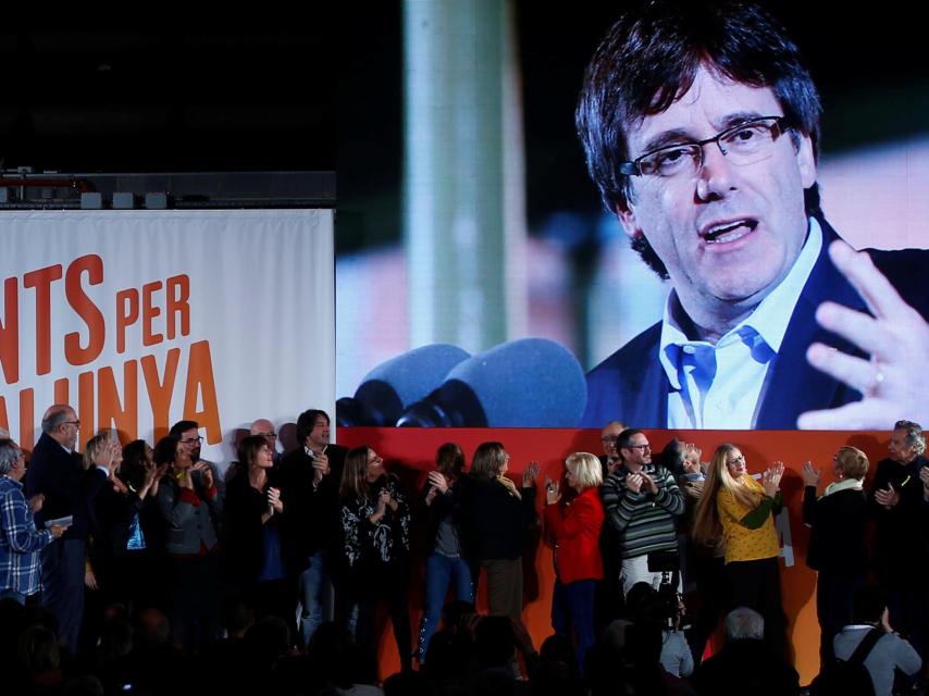 Carles Puigdemont aparece telemáticamente ante sus seguidores en un mítin de finales de 2017.