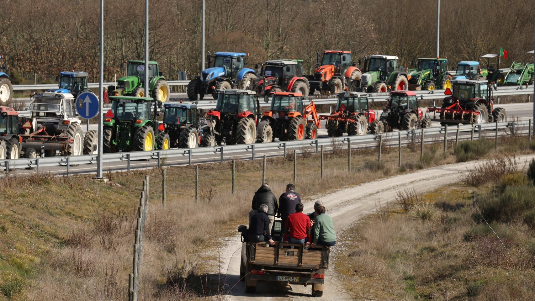 Agricultores portugueses cortan la A-62 junto a la frontera de Fuentes de Oñoro