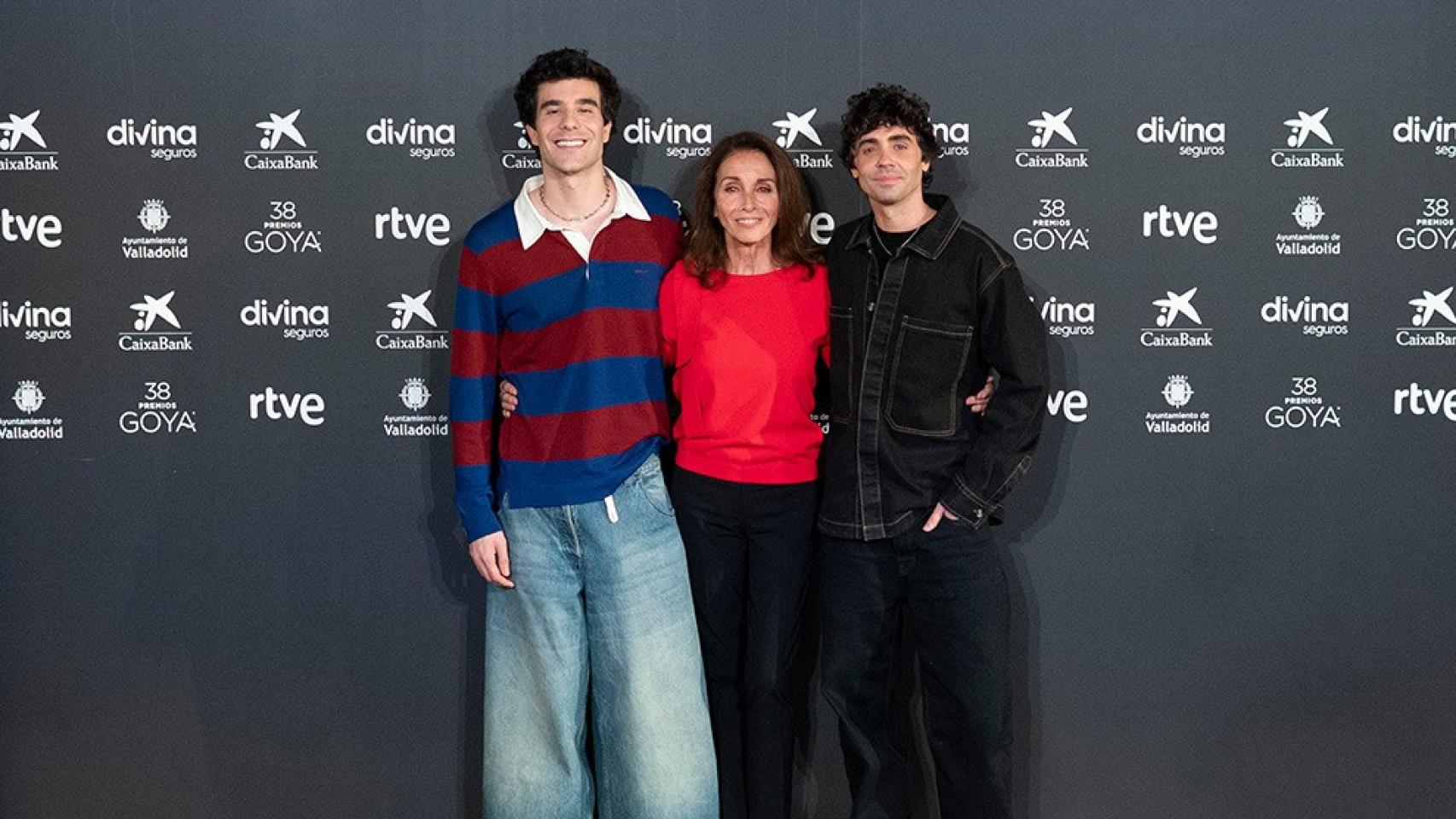 De izquierda a derecha: Javier Calvo, Ana Belén y Javier Ambrossi, los tres presentadores.