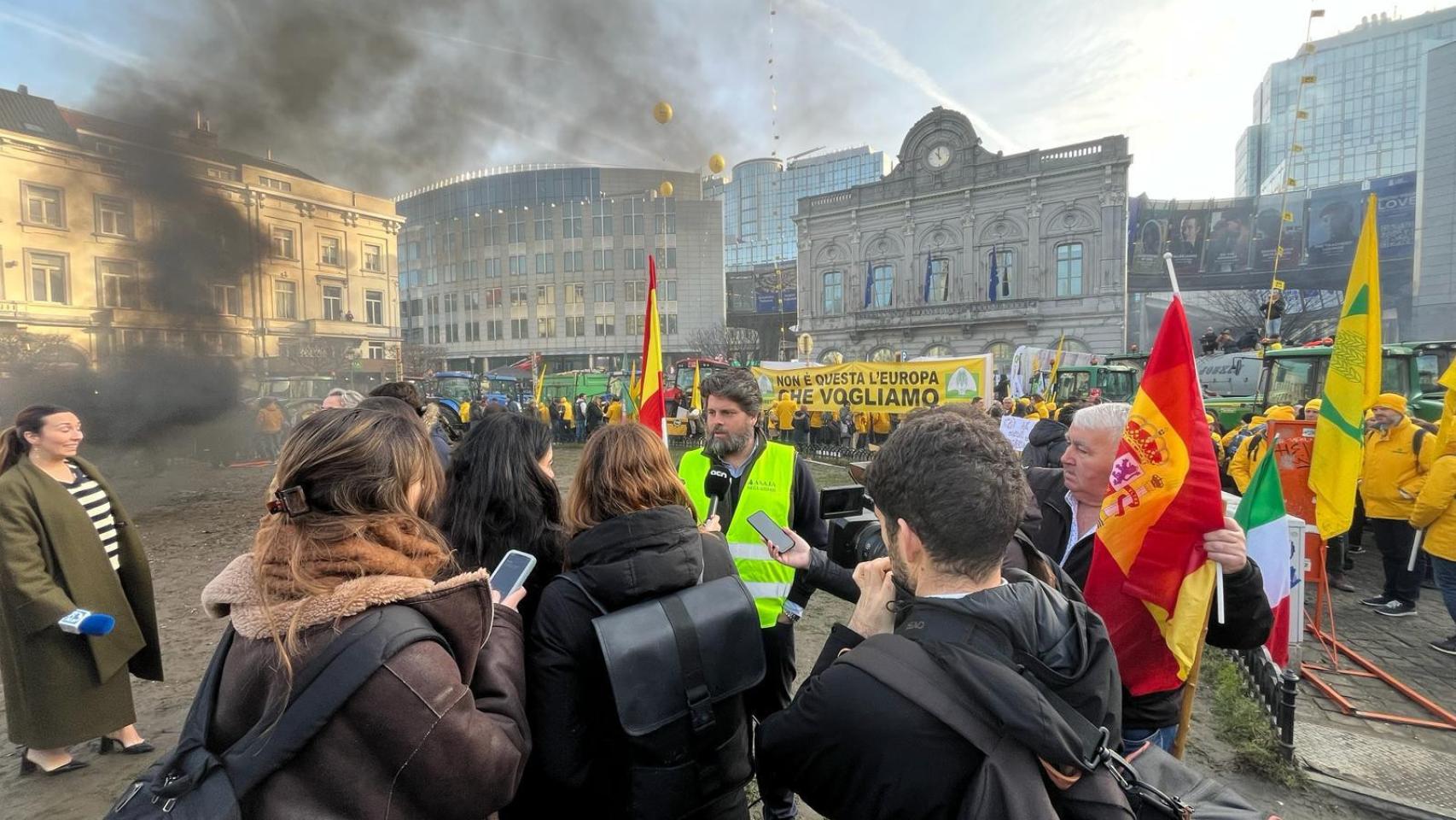 Un representante de Asaja en una manifestación en Bruselas.