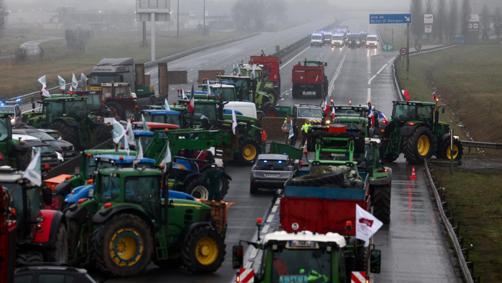 Agricultores franceses durante una protesta en Jossigny, cerca de París, Francia, 1 de febrero de 2024.