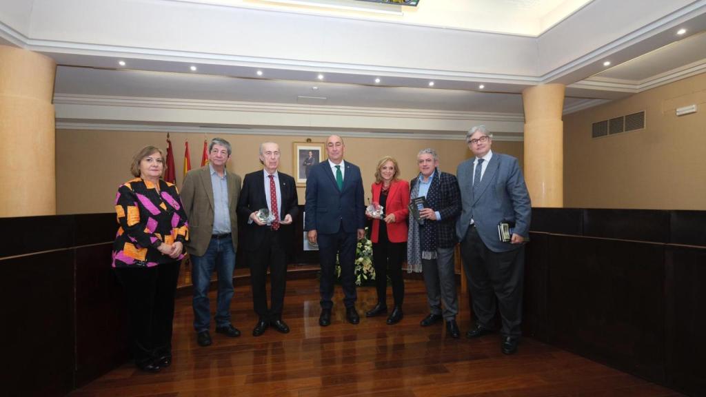 Miguel Ángel de Vicente entrega Premio de Poesía Jaime Gil de Biedma a Luis Alberto de Cuenca