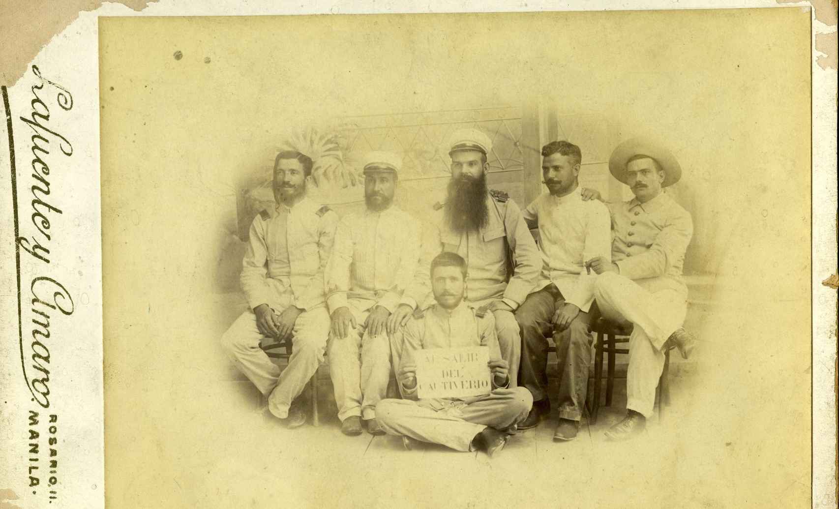 Teniente Mediano y cinco oficiales supervivientes de Tayabas fotografiados en 1900