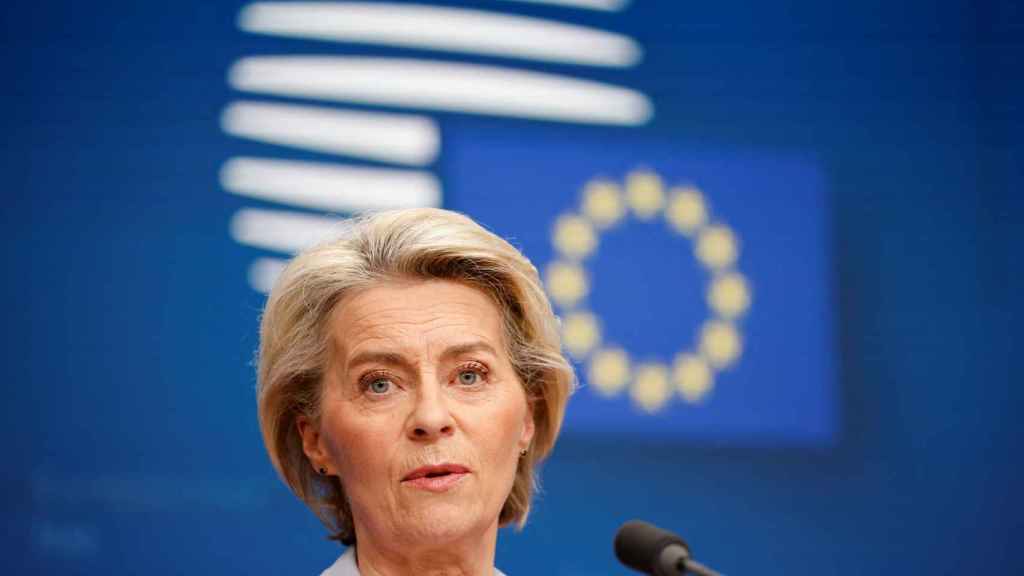 La presidenta de la Comisión Europea, Ursula von der Leyen, participa en una rueda de prensa el día de una cumbre de la Unión Europea en Bruselas.