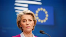 La presidenta de la Comisión Europea, Ursula von der Leyen, participa en una rueda de prensa el día de una cumbre de la Unión Europea en Bruselas.