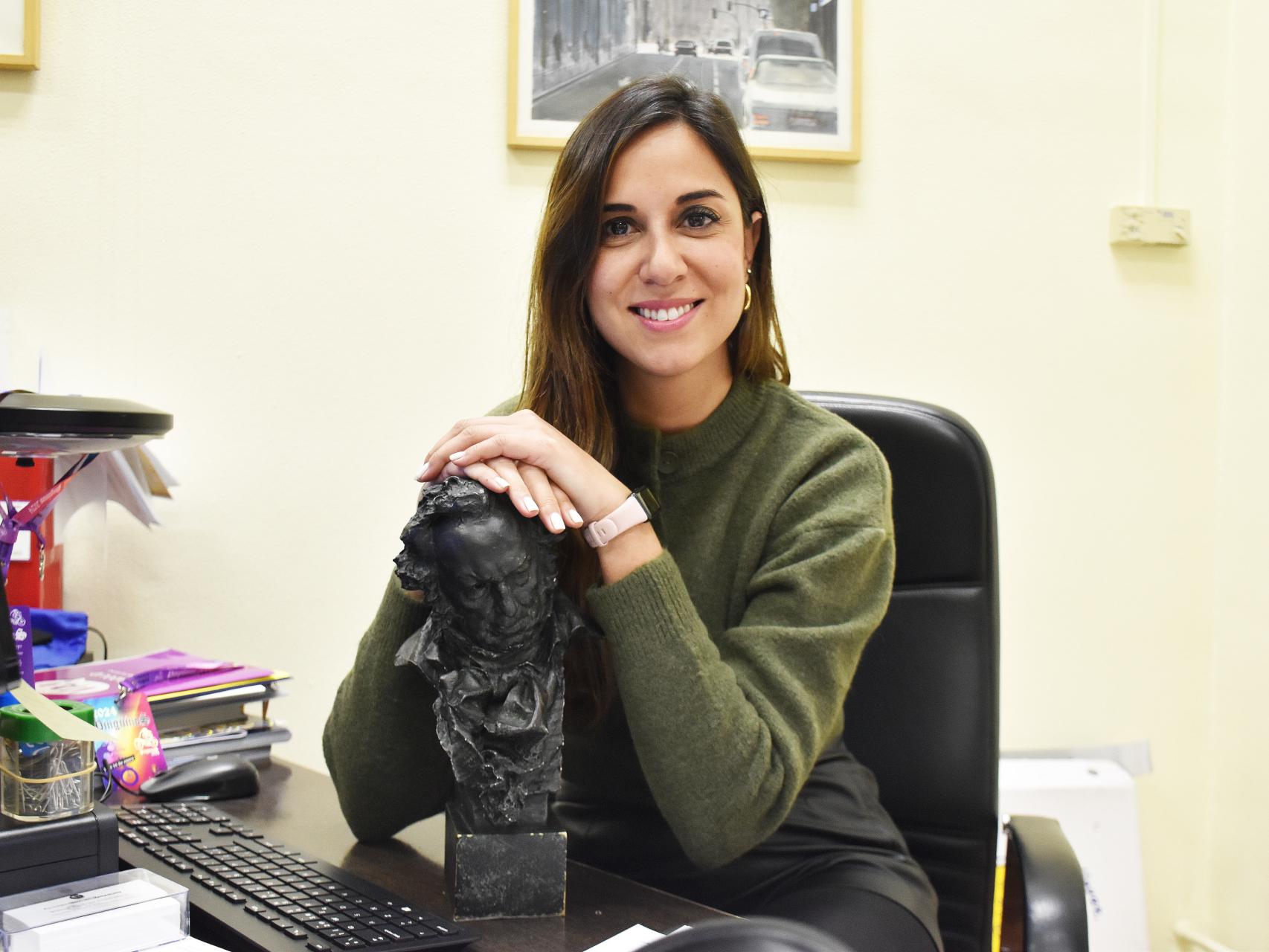 Blanca Jiménez en su despacho con la estatuilla de los Goya