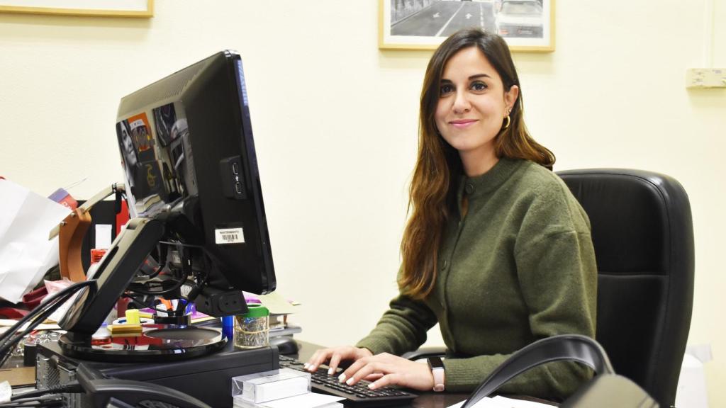 Blanca Jiménez delante de su ordenador.