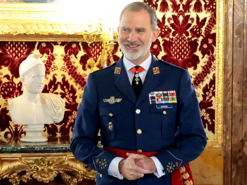 Felipe VI, el 23 de enero, en una imagen en la que se aprecia la diferencia de tonalidad de ambas manos.
