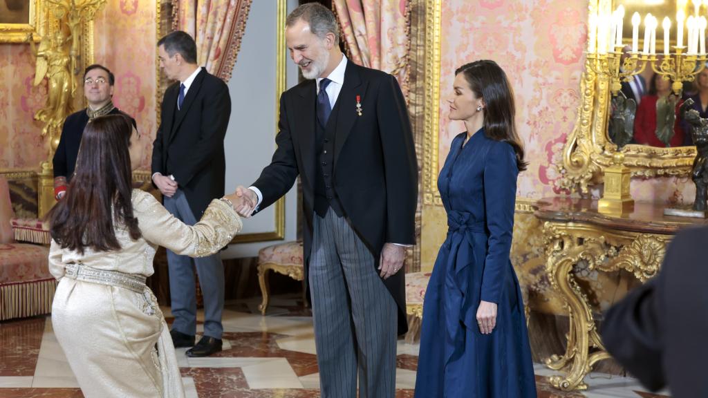 Felipe VI y Letizia, este 31 de enero, en una imagen en la que se aprecia la tonalidad de la mano izquierda del Rey.