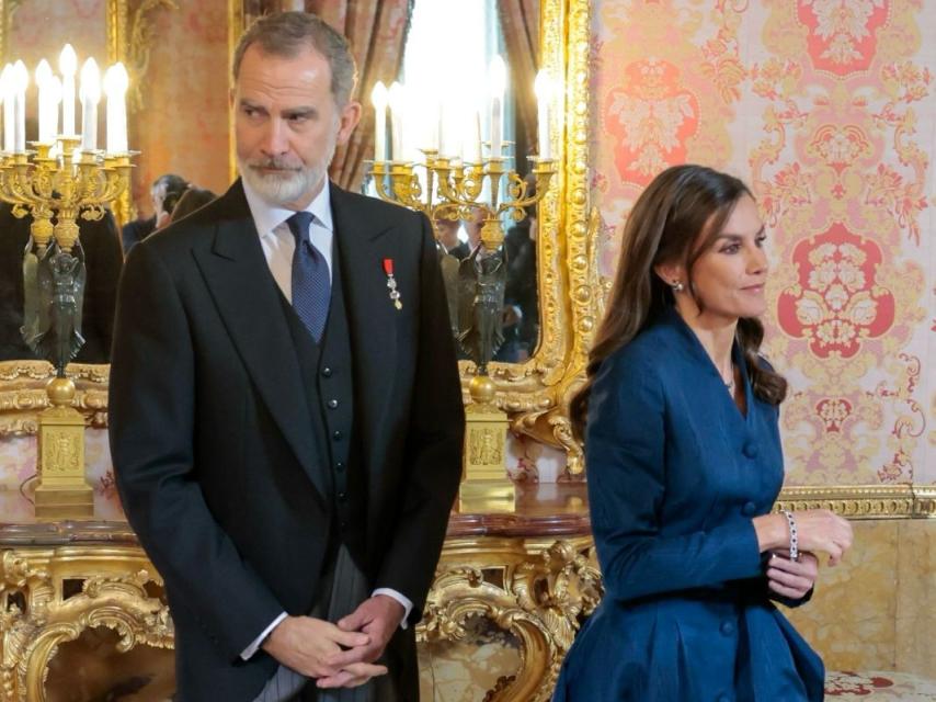 Felipe VI y Letizia, este 31 de enero, en una imagen en la que se aprecia las distintas tonalidades de sus manos.