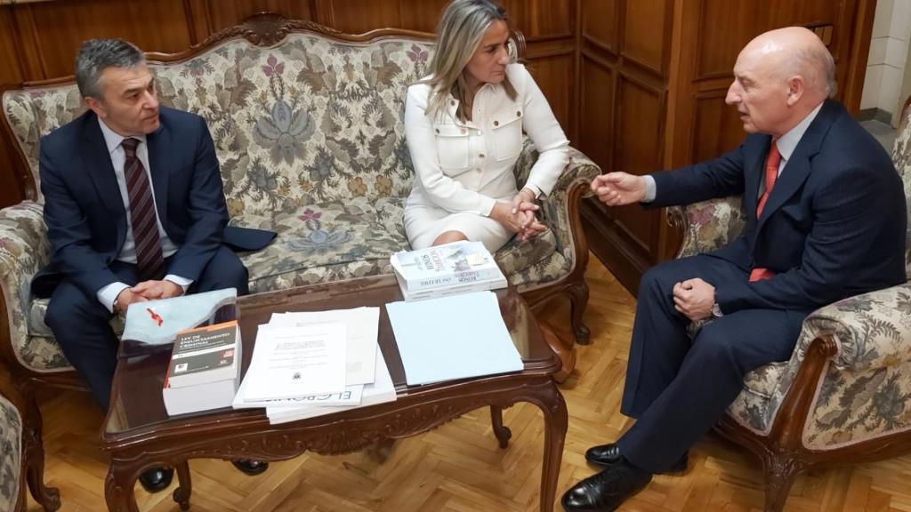 Un momento del encuentro entre Milagros Tolón y Vicente Rouco.