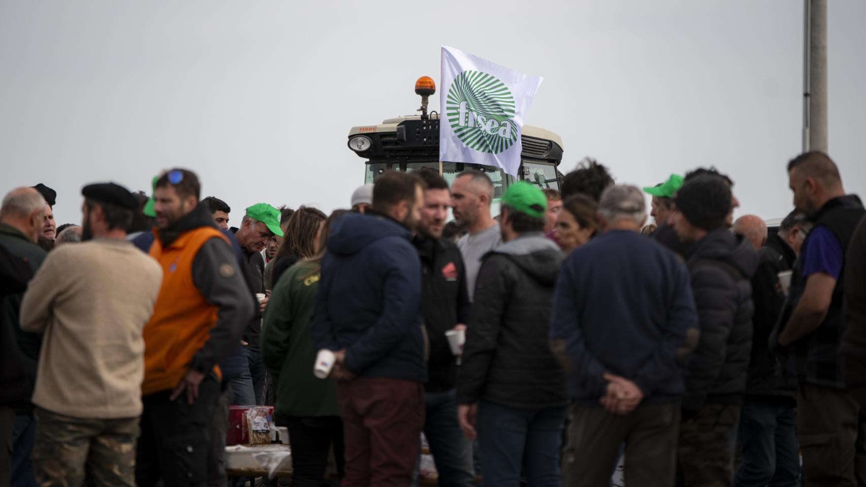 Agricultores franceses durante el corte de la A-9 francesa en las inmediaciones de la frontera con España