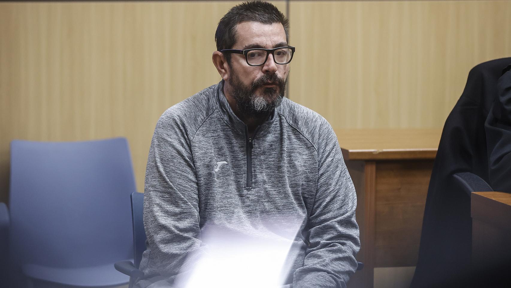 El acusado de matar a su hijo en Sueca durante el juicio.
