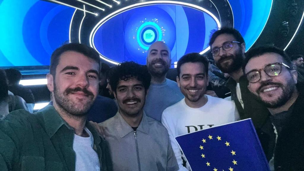 Pablo, primero izquierda, con el grupo de amigos llegados de Valencia para vivir el Benidorm Fest.