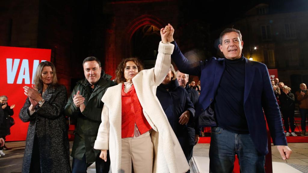 La vicepresidenta María Jesús Montero con el líder del PSOE gallego, Besteiro, ayer en Lugo.