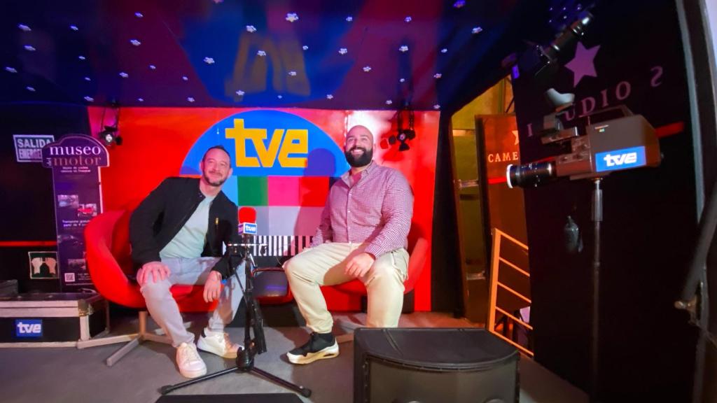 RTVE dispone puntos para fotografiarse como este simulando un plató antiguo donde posan Fernando y Fran.