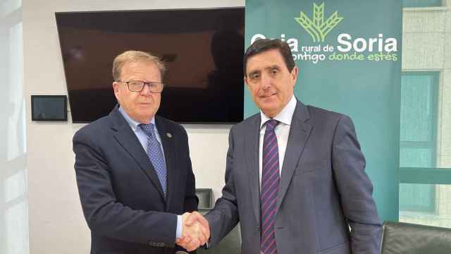 Firma del convenio entre AECC y Caja Rural de Soria