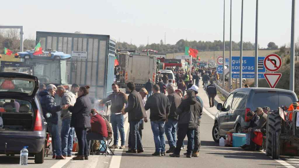 Agricultores portugueses cortan la A-62 junto a la frontera de Fuentes de Oñoro