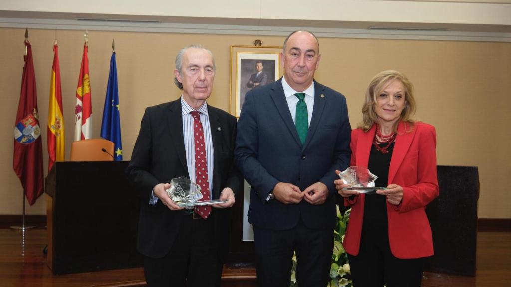 Miguel Ángel de Vicente entrega Premio de Poesía Jaime Gil de Biedma a Luis Alberto de Cuenca