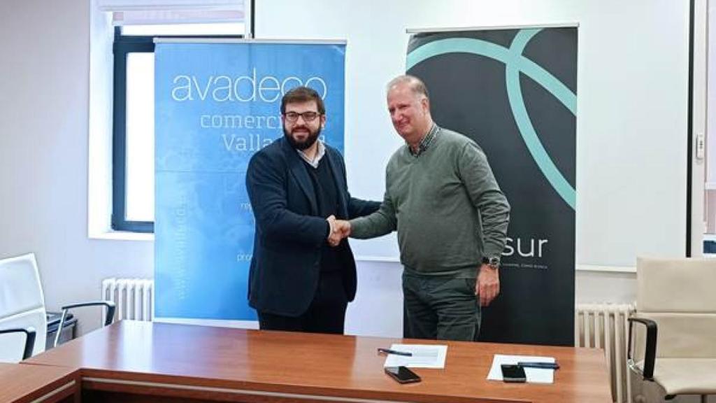 A la izquierda, Pablo Pérez, de Vallsur. A la derecha, Rafael Mesonero, de Avadeco, sellando el acuerdo