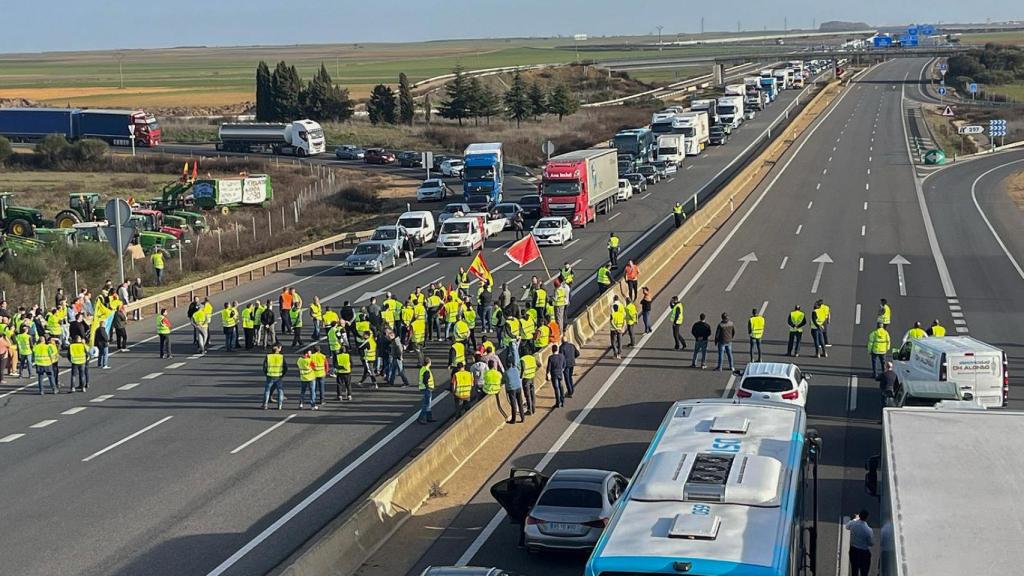 Medio centenar de agricultores cortan la A-6 en Zamora