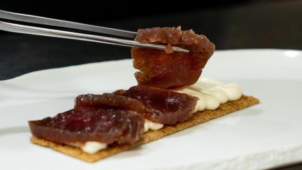 Tosta de atún, cremoso de queso y piñones.