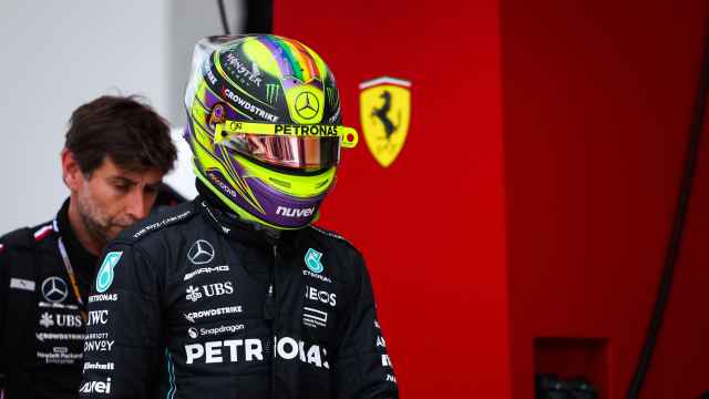 Lewis Hamilton pasa por delante del hospitality de Ferrari en un Gran Premio