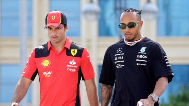 Carlos Sainz y Lewis Hamilton caminando juntos