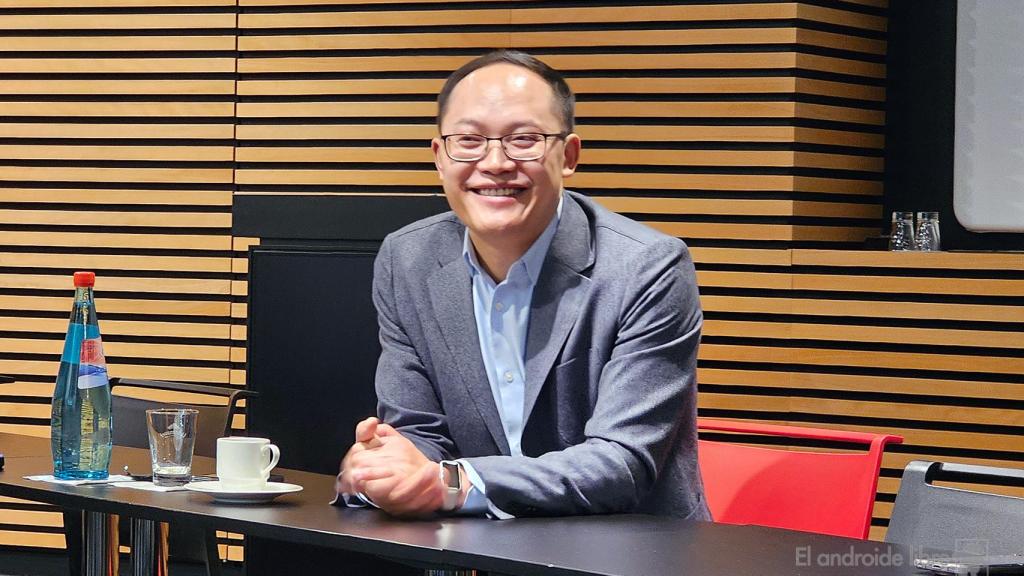 Tony Ran responde a las preguntas de los medios europeos