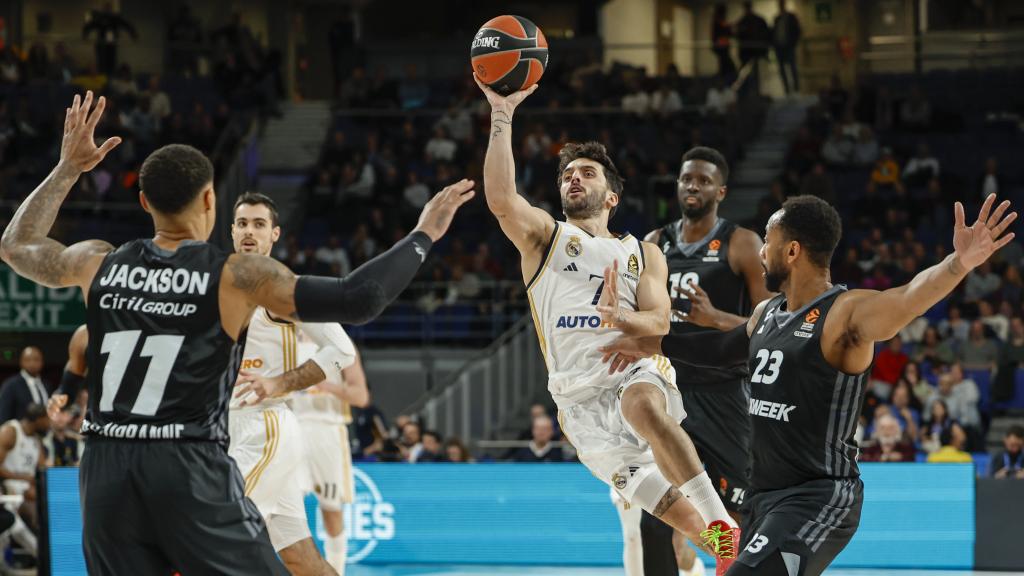 Facundo Cmpazzo anota una canasta frente al Asvel.
