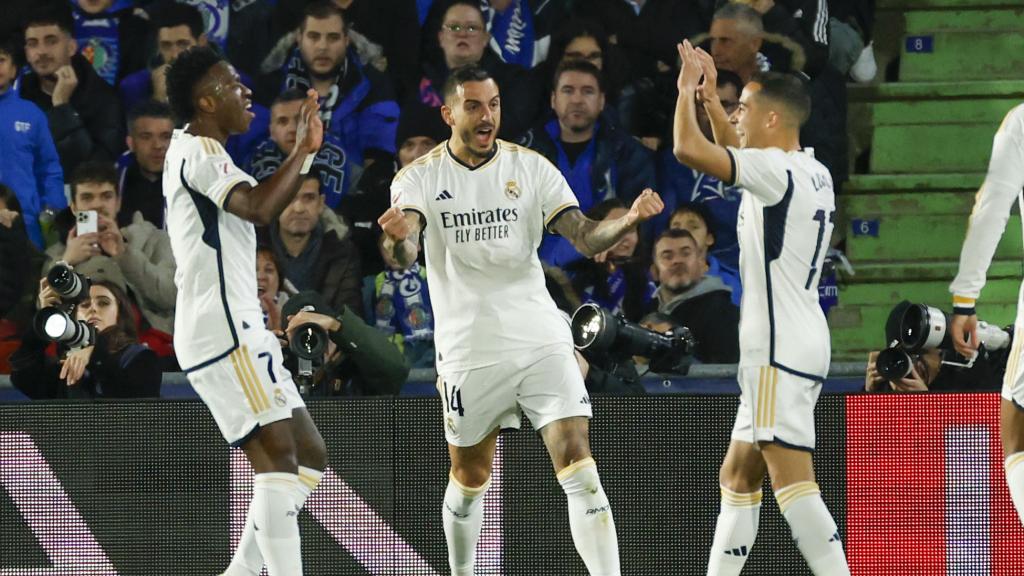 Vinicius, Joselu y Lucas Vázquez celebran el gol del Real Madrid ante el Getafe.