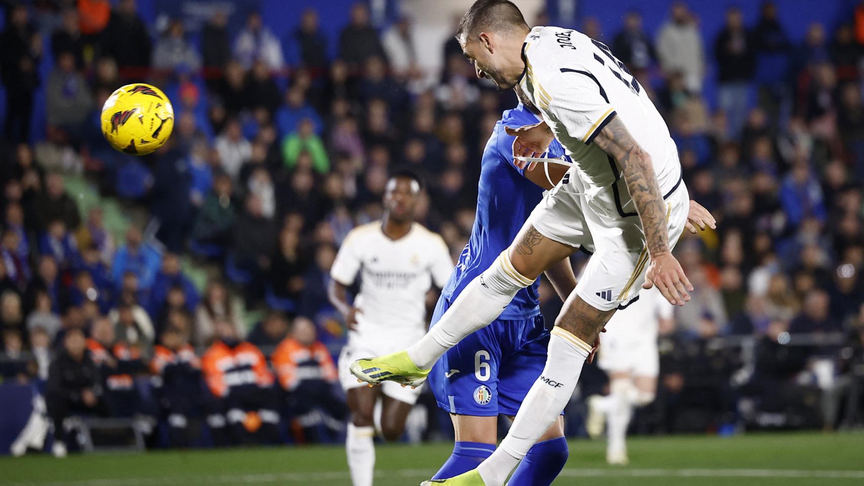 Joselu remata a gol frente al Getafe.