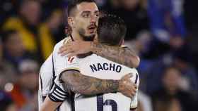 Joselu se abraza a Nacho tras marcar el primer gol frente al Getafe.