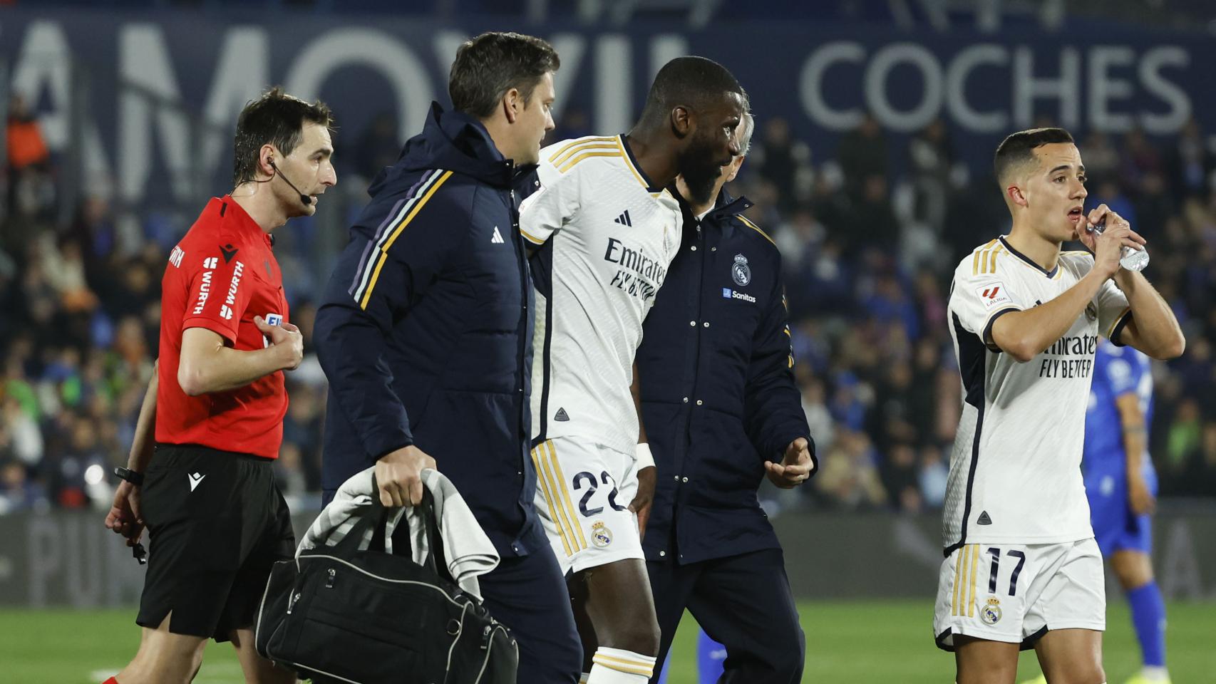 Los médicos del Real Madrid atienden a Rüdiger tras su lesión frente al Getafe.