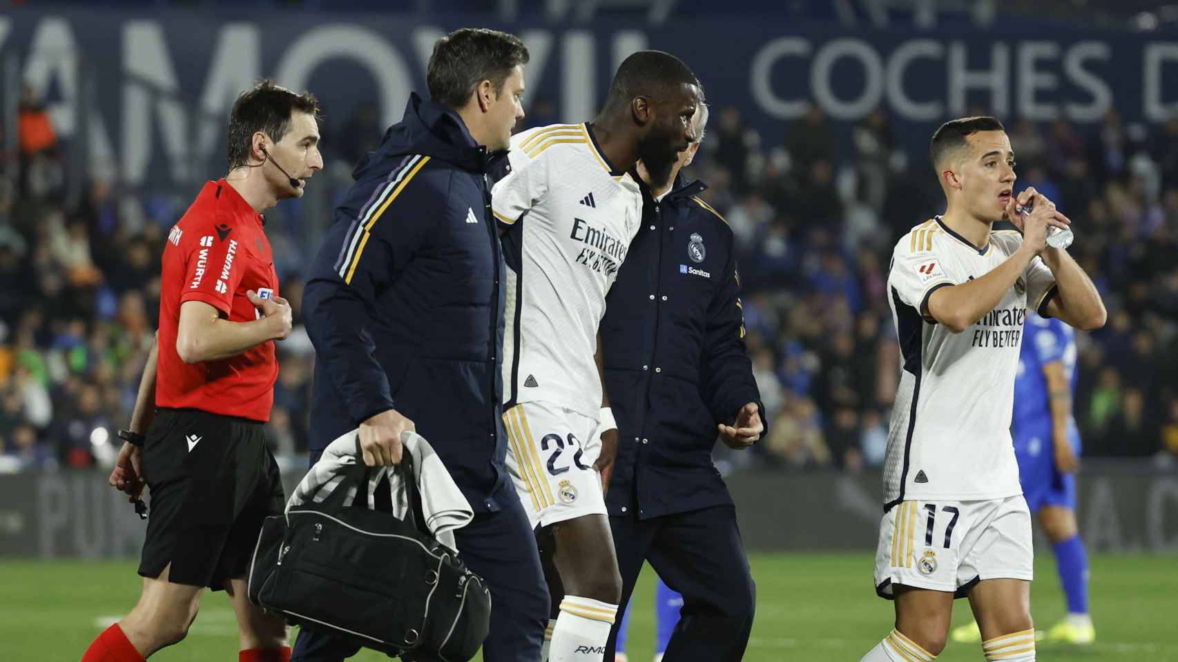 Los médicos del Real Madrid atienden a Rüdiger tras su lesión frente al Getafe.