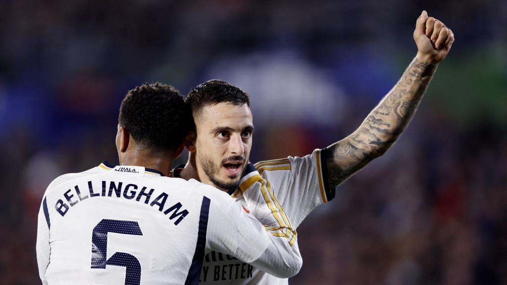 Jude Bellingham abraza a Joselu tras un gol.