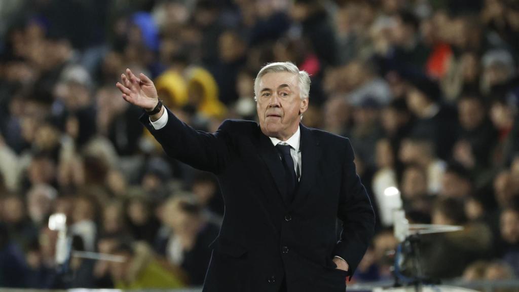 Carlo Ancelotti da instrucciones desde la banda.